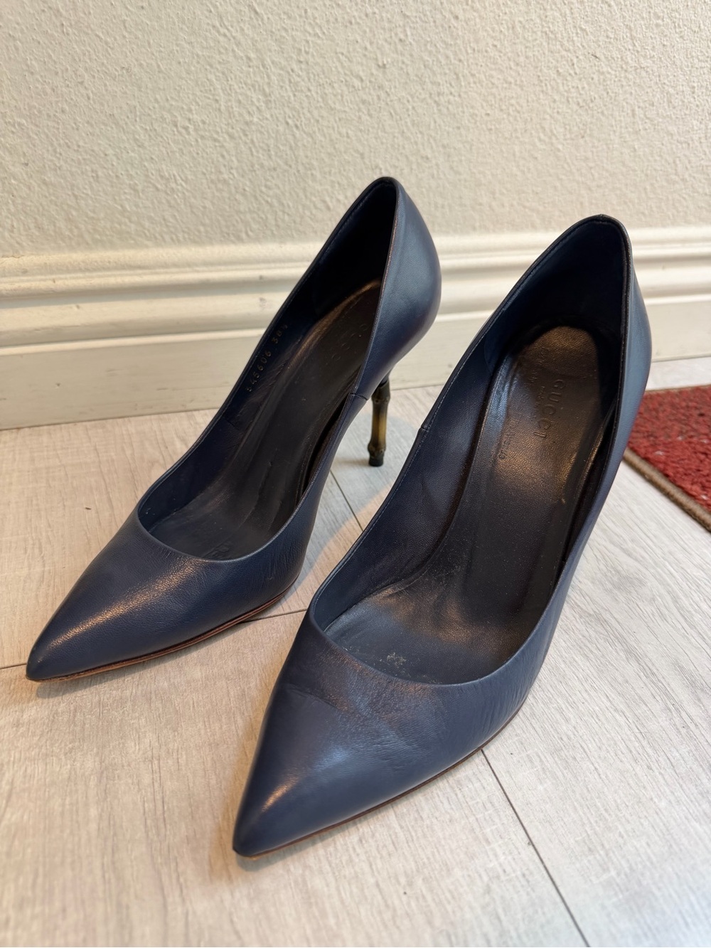 Gucci Navy Pointed Leather Pumps with Sculpted Heel - Picture 2 of 5